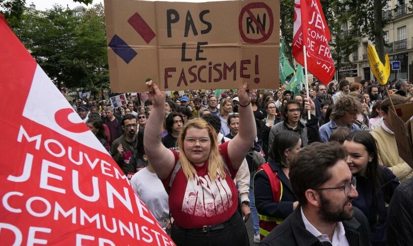 Neuwahlen: Hunderttausende demonstrieren gegen Rechtsruck in Frankreich