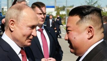 Le président russe Vladimir Poutine accueille le dirigeant nord-coréen Kim Jong Un le 13 septembre 2023 au cosmodrome de Vostotchny (Russie)