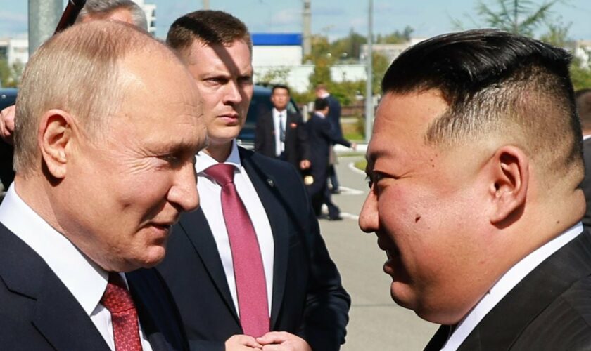 Le président russe Vladimir Poutine accueille le dirigeant nord-coréen Kim Jong Un le 13 septembre 2023 au cosmodrome de Vostotchny (Russie)