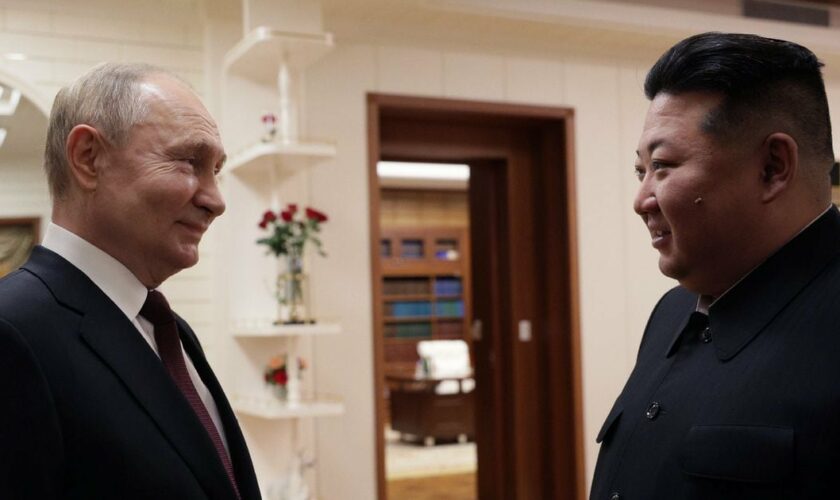 Le dirigeant nord-coréen Kim Jong Un (d) et le président russe Vladimir Poutine se rencontrent à Pyongyang, le 19 juin 2024