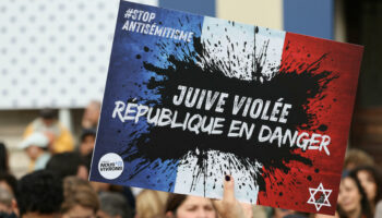 Viol de Courbevoie : Mélenchon attaqué de toutes parts lors d’un rassemblement contre l’antisémitisme à Paris