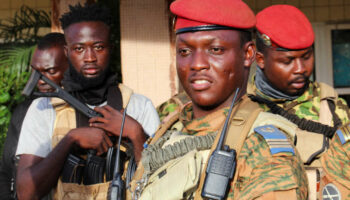 Au Burkina Faso, le président “enfin” vu en chair et en os après une “semaine de folie”
