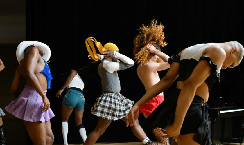 EN IMAGES - Dans les salles de danse franciliennes, une fierté LGBT très en vogue