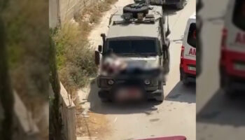 En Cisjordanie, l’armée d’Israël attache un Palestinien blessé au capot d’une Jeep militaire