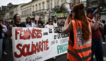En France, des dizaines de milliers de manifestants féministes contre l'extrême droite