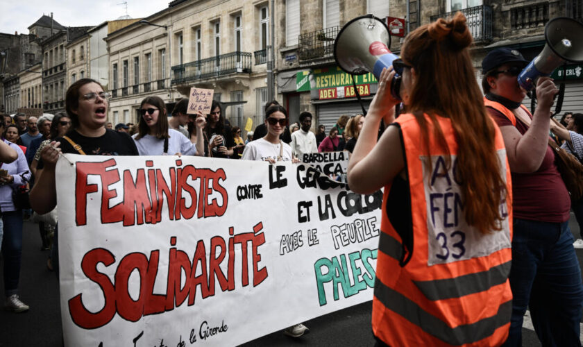 En France, des dizaines de milliers de manifestants féministes contre l'extrême droite