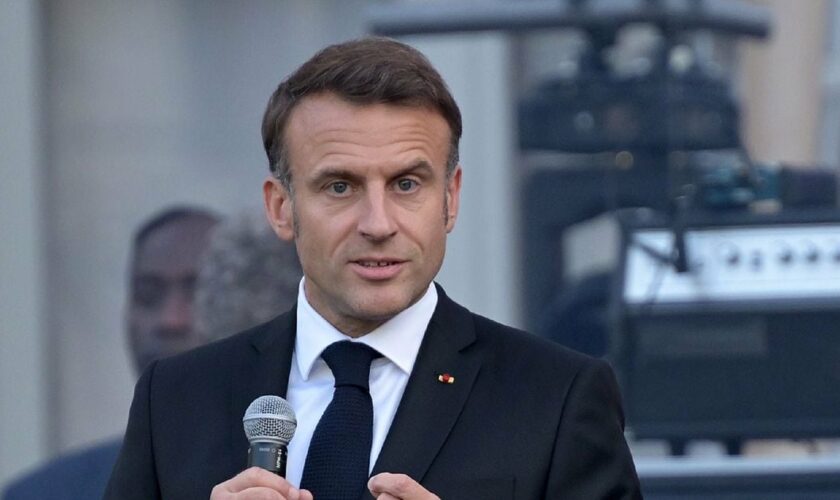 Le président Emmanuel Macron lors de la "Fête de la musique" dans la cour de l'Elysée, le 21 juin 2024 à Paris