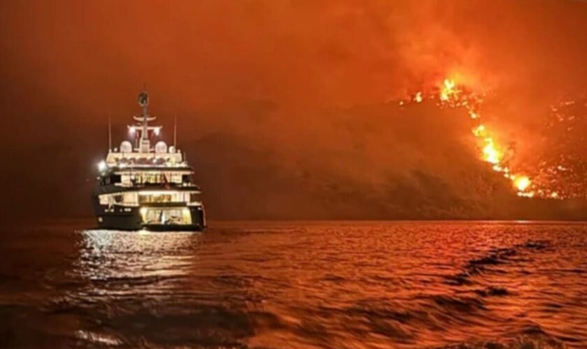 En Grèce, 13 personnes arrêtées après avoir déclenché un incendie en tirant un feu d’artifice depuis un yacht