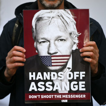 Julian Assange, un ardent défenseur de la liberté d'informer aux méthodes controversées