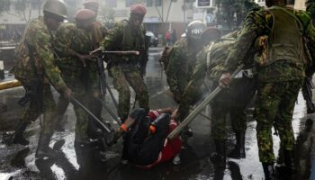 Heurts entre policiers et manifestants, le 20 juin 2024 à Nairobi, au Kenya