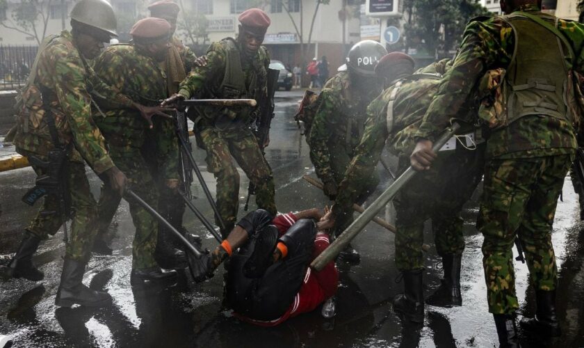 Heurts entre policiers et manifestants, le 20 juin 2024 à Nairobi, au Kenya
