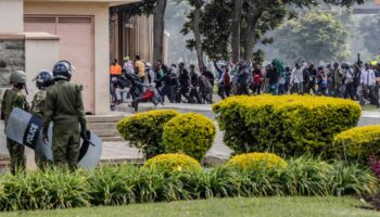 Hunderte stürmen Parlament in Kenia – Mehrere Tote, Militär schreitet ein