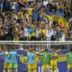 Les joueurs de l'Ukraine, qui affrontent la Belgique ce mardi 25 juin lors de l'Euro, célèbrent avec leurs supporters à l'issue de leur victoire face à la Slovaquie, dans le stade de Düsseldorf, en Allemagne.