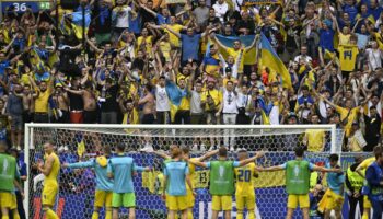 Les joueurs de l'Ukraine, qui affrontent la Belgique ce mardi 25 juin lors de l'Euro, célèbrent avec leurs supporters à l'issue de leur victoire face à la Slovaquie, dans le stade de Düsseldorf, en Allemagne.