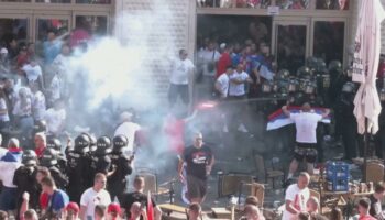Serbien-Fans liefern sich Ausschreitungen mit Polizei – Mehrere Festnahmen