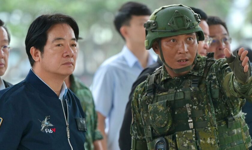 Le président taïwanais Lai Ching-te (gauche) écoute un officier de l'armée taïwanaise, le 28 mai 2024 à Hualien (Taïwan)