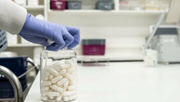 Les pharmaciens ont recours à la "débrouille" pour fournir les médicaments