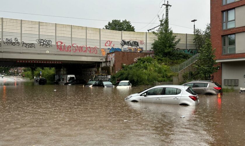 Unwetter in Deutschland: Starkregen sorgt für überflutete Straßen in mehreren Bundesländern