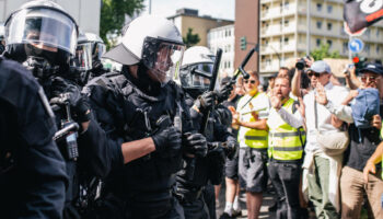 Allemagne : des dizaines de milliers de manifestants dénoncent le congrès du parti d’extrême droite AfD, deux policiers grièvement blessés