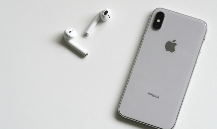 Agacé de ne pas retrouver son AirPod il finit par voter RN