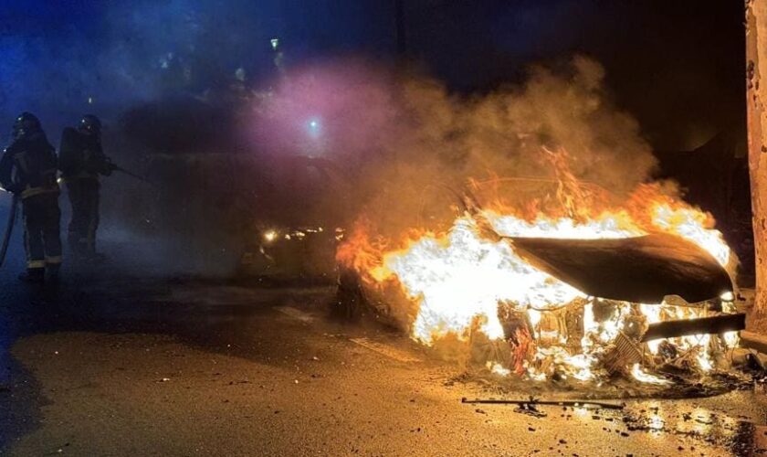 Arden seis vehículos en una calle de Pozuelo de Alarcón