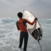 Au Sénégal, des cours de surf gratuits pour récupérer les élèves décrocheuses