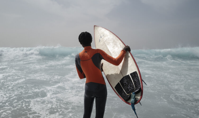 Au Sénégal, des cours de surf gratuits pour récupérer les élèves décrocheuses