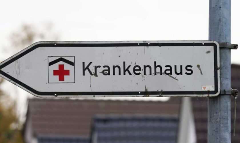 Ein Hinweisschild mit der Aufschrift "Krankenhaus" weist den Weg zur Klinik. Foto: Marcus Brandt/dpa/Symbolbild
