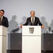 Bundeskanzler Olaf Scholz (SPD, M), spricht neben Boris Rhein (CDU, l), Ministerpräsident von Hessen, und Stephan Weil (SPD), Mi