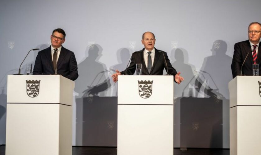 Bundeskanzler Olaf Scholz (SPD, M), spricht neben Boris Rhein (CDU, l), Ministerpräsident von Hessen, und Stephan Weil (SPD), Mi