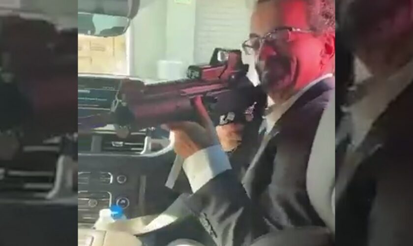 Destituido el embajador del Reino Unido en México por un vídeo en el que apunta con un fusil a un empleado   de la embajada