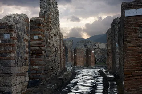 Detenido un turista en Pompeya por rayar una pared del yacimiento arqueológico