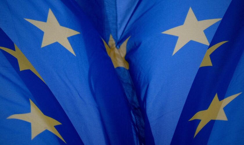 Europawahl: Eine Fahne der EU weht im Wind