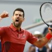 Djokovic sobrevive cojo a otra odisea de cinco sets y carga contra Roland Garros: "Me habéis fastidiado la rodilla, resbalo todo el rato"