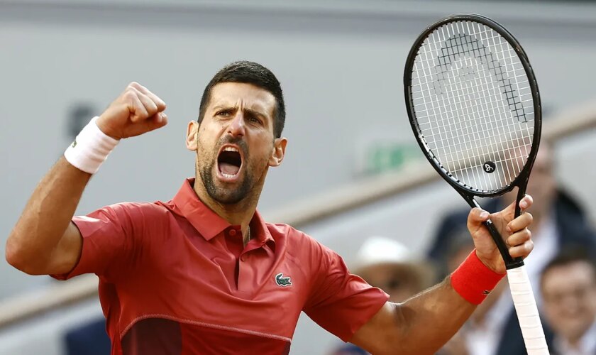 Djokovic sobrevive cojo a otra odisea de cinco sets y carga contra Roland Garros: "Me habéis fastidiado la rodilla, resbalo todo el rato"