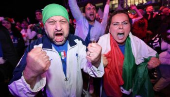 Italienische Fans bejubeln das EM 2:1 gegen Albanien