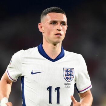 Phil Foden läuft im EM-Trikot von England über den Platz