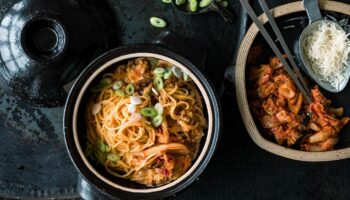 Angerichtete Creamy Kimchi Noodles