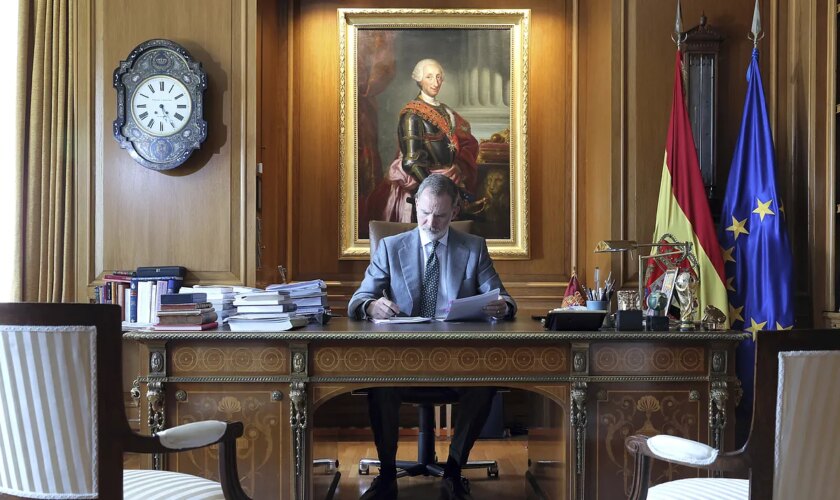 El Felipe VI más íntimo que creció en su primera década como Rey: correos de madrugada y una réplica del Mundial siempre a mano