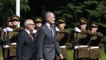 El Gobierno rectifica: Robles se incorporará el último día a la visita oficial del Rey a los países bálticos, en la que no había previsto ningún ministro