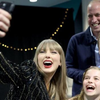 El Príncipe Guillermo y sus hijos se hacen un 'selfie' con Taylor Swift en el concierto de la artista en Londres