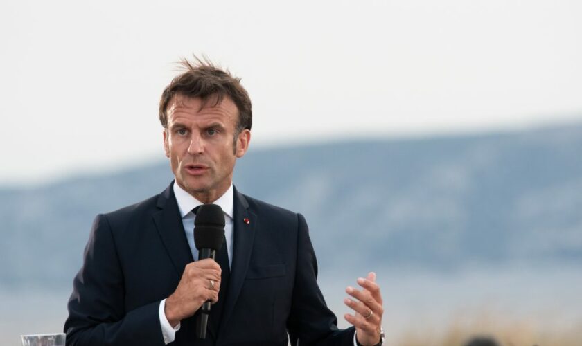 Emmanuel Macron d’accord pour débattre à la télé “avec lui-même”