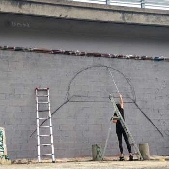 En attentant la réouverture du tunnel entre Paris et Pantin, une fresque pour « casser les murs de la honte »