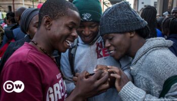 Fiber-optic leap bridges African digital divide