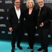 Jessica Lange posiert in München mit Thomas Linsmayer (l), dem Geschäftsführer des Deutschen Theaters, und Filmregisseur Michael