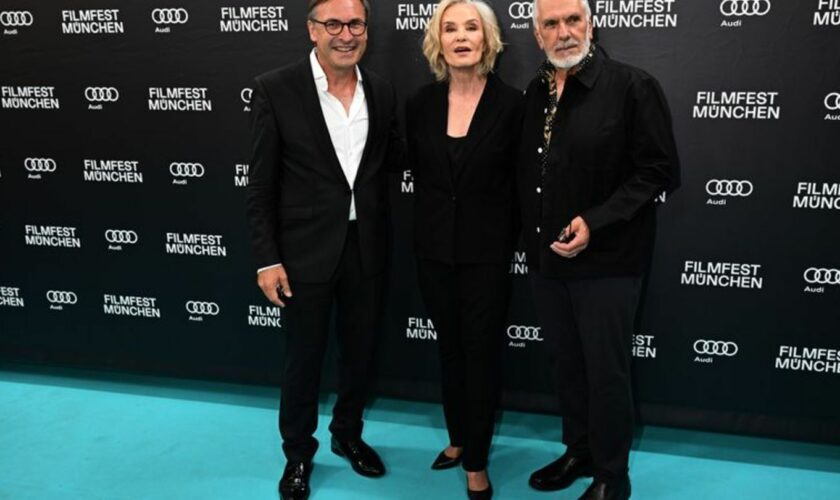 Jessica Lange posiert in München mit Thomas Linsmayer (l), dem Geschäftsführer des Deutschen Theaters, und Filmregisseur Michael
