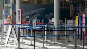 Flughafen Nürnberg: Frau beißt Polizistin ins Bein