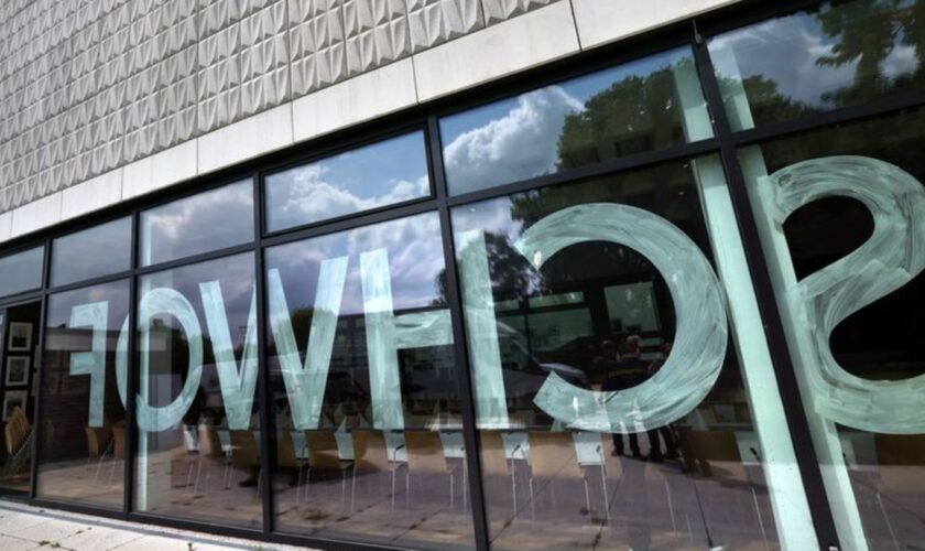 "SCHWOF" steht in großen Buchstaben an den Scheiben der Kunsthalle. Foto: Bernd Wüstneck/dpa