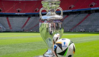 Der Fußball-EM-Pokal steht während einer Präsentation in der Allianz Arena auf einem durchsichtigen Kunststofftisch. Franz Becke