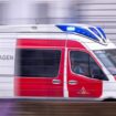 Ein Rettungswagen ist mit Blaulicht im Einsatz. Foto: Jens Büttner/dpa/Symbolbild